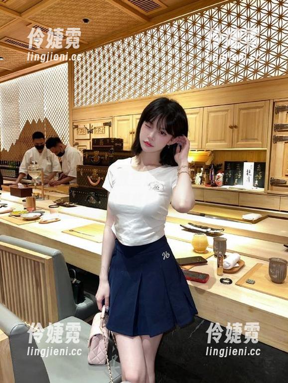 Feilin嗲囡囡 - 教室里的秘密：章芃芃最新作品集带来的那些你不知道的故事！-伶婕霓