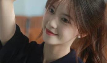 GIRLT果团网 - 莫雅琪展现白衬衫的百变风格：珍藏作品集与资源分享
