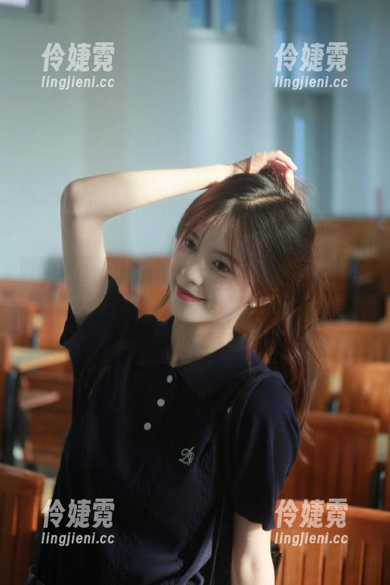 GIRLT果团网 - 莫雅琪展现白衬衫的百变风格：珍藏作品集与资源分享-伶婕霓