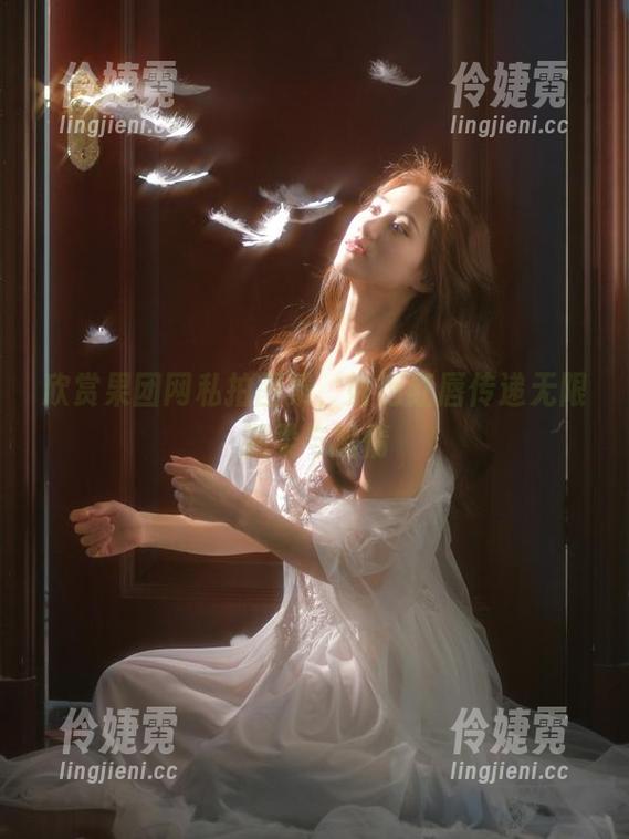 欣赏果团网私拍图集，娇艳红唇传递无限温柔与激情-伶婕霓