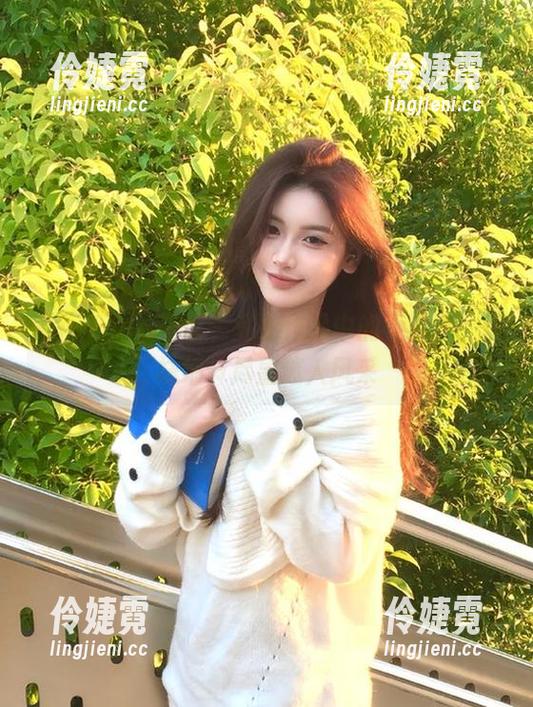 HuaYang花漾 - 私拍作品中的小海臀，丝袜细节尽显迷人风采-伶婕霓