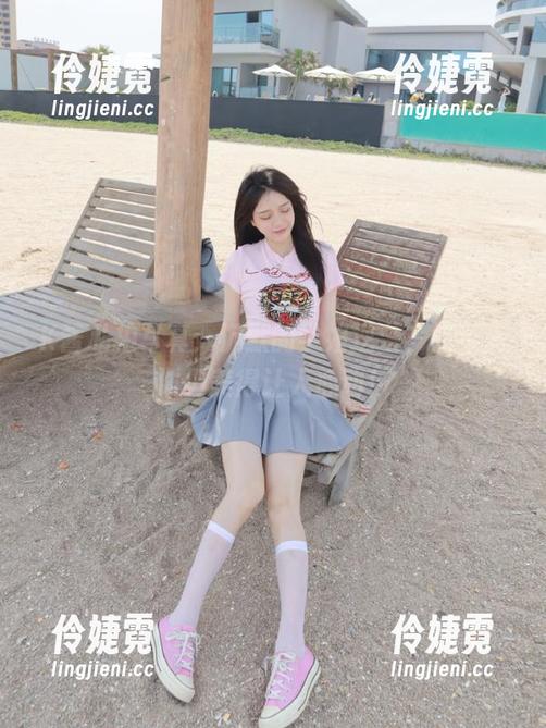 K酱私拍写真：沉默的学姐逆袭，笑不活泼但美得让人心动！-伶婕霓