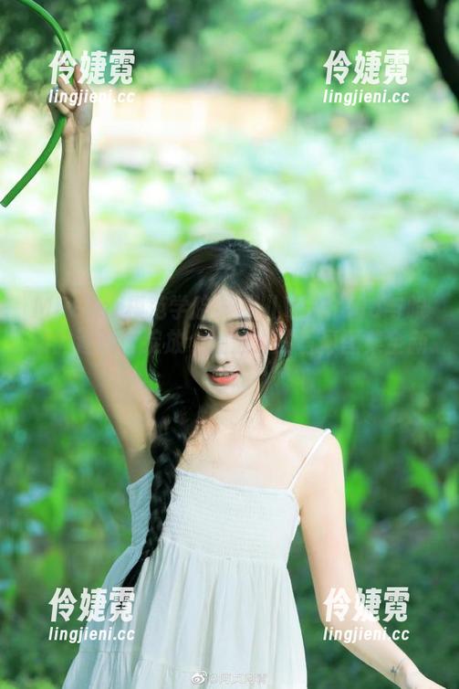 MFStar模范学院 - 果儿Victoria与眼镜的邂逅：绽放个性魅力的写真图集全新上线-伶婕霓