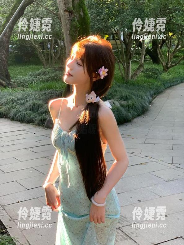 欣赏最新PoppaChan毛衣写真，每一张图片都诉说着温暖与优雅的故事。-伶婕霓
