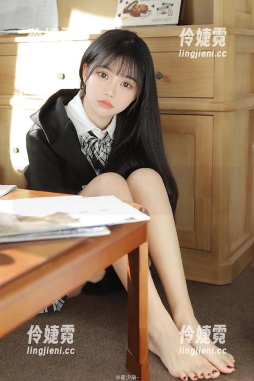 跟随Rioko凉凉子的黑枪呆女仆COS之旅，下载独家高清写真感受角色魅力！-伶婕霓