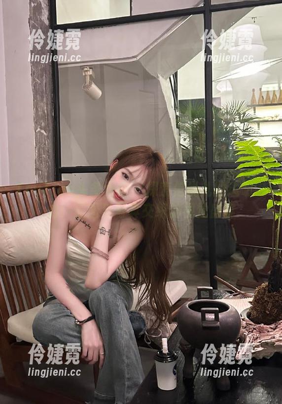 TouTiao头条女神 - 探索信悦儿的透明魅力：美图与写真交织的视觉盛宴-伶婕霓