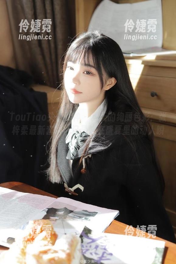TouTiao头条女神 - 夏天的绚丽色彩：张梓柔最新套图，记录她在盛夏里的动人瞬间-伶婕霓