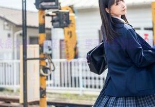 TouTiao头条女神 - 疯狂追光：李菲儿学姐的高清美图展现光影之美