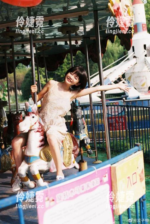 UGirls尤果网 - 跟随乔依琳的步伐，探索她的套装原图图集之美！-伶婕霓