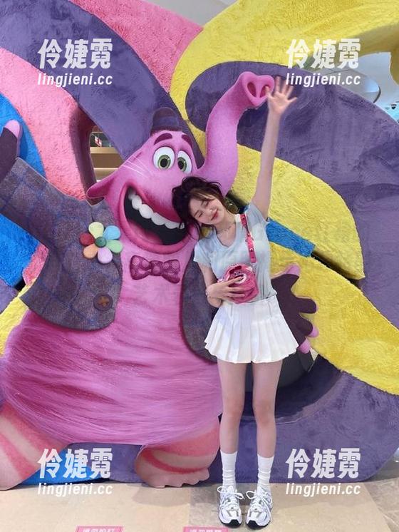 UGirls尤果网 - 感受郝晴Grace红裙的优雅魅力,高清图片和原图揭示她独特的艺术表达与风格-伶婕霓 UGirls尤果网 - 感受郝晴Grace红裙的优雅魅力,高清图片和原图揭示她独特的艺术表达与风格-伶婕霓