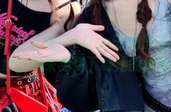 Xiuren秀人网 - Elise谭晓彤灰丝图集正式上线，快来免费下载她的绝美写真！
