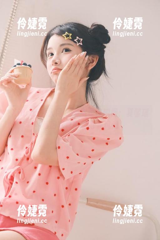 Xiuren秀人网 - 捕捉柔情瞬间：夏馨瑶私房写真中的毛衣风尚-伶婕霓