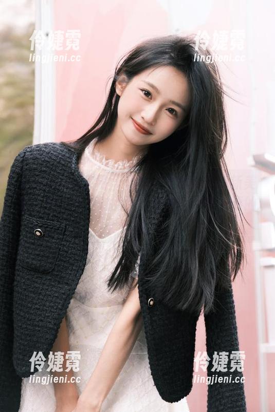 Xiuren秀人网 - 奶芙乔乔校园小清新美图，快来领取她的独家图包，感受青春的气息！-伶婕霓