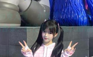 Xiuren秀人网 - 小狐狸Sica黑色风韵写真套图合集：抓住每一个动人的瞬间与姿态