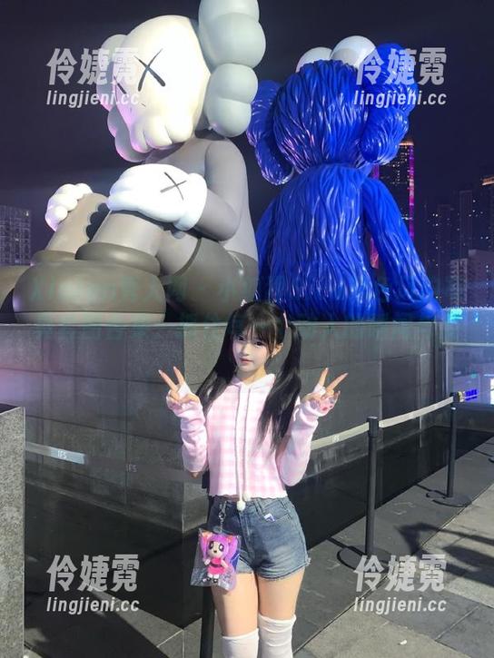 Xiuren秀人网 - 小狐狸Sica黑色风韵写真套图合集：抓住每一个动人的瞬间与姿态-伶婕霓
