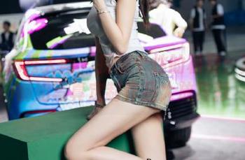 Xiuren秀人网 - 探索个性的极致：戴渃欣御姐写真定制作品大放异彩