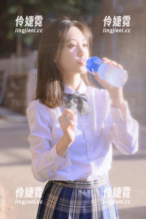 Xiuren秀人网 - 体验陈怡曼网袜写真免费照片，感受时尚与优雅的结合-伶婕霓