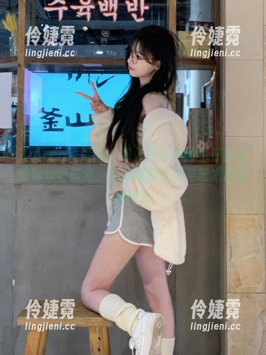 Xiuren秀人网 - 深入陶喜乐的牛仔裤主题黑丝写真集，原图捕捉性感与艺术的完美结合-伶婕霓
