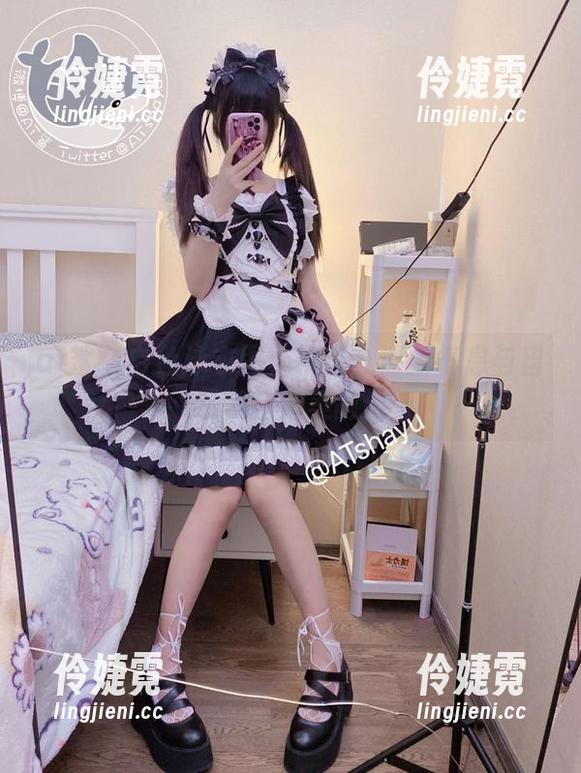 at鲨鱼白色泳衣图集精选：清新气息与自然美的完美融合-伶婕霓