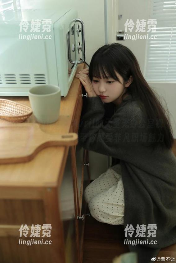 beautyleg - Avril的无圣光办公室视觉盛宴：写真合集带你感受非凡职场魅力-伶婕霓