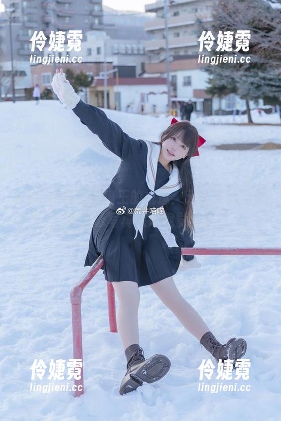 nyako喵子大魔王的挑逗：无圣光黑色透明竞泳写真点燃视觉盛宴-伶婕霓