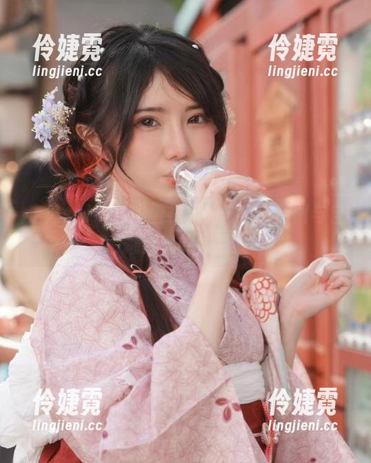 走近sally多啦雪裸足的艺术：原图与自嘲共舞的作品集-伶婕霓