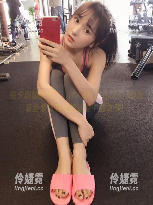 在夕阳的映衬下，けん研(けんけん)的泳装全集写真犹如泳池中的女神！-伶婕霓