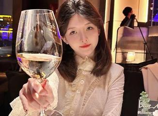 一小央泽泳池写真全集，展现无尽魅力，立即下载与好友共享快乐！