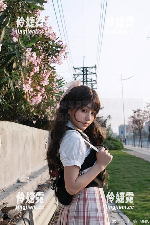 一笑芳香沁的豹纹写真图册，看看她是如何在人群中引起“豹动”的热潮！-伶婕霓