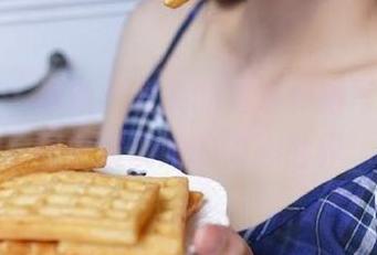 微密圈 - 最新不爱笑的赛琳和服写真，原图中展现她的内心世界