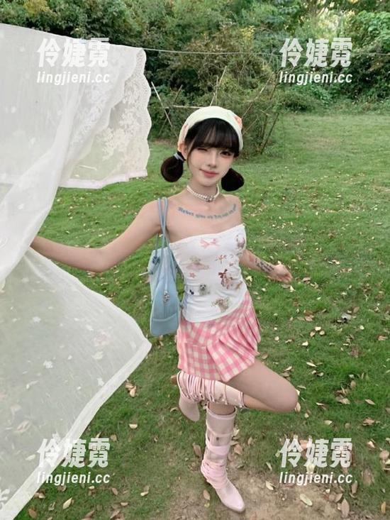 丽柜 - 夏日狂欢，小七泳池写真壁纸尽显青春活力与清新气息-伶婕霓
