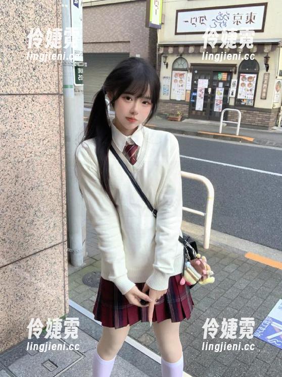丽柜 - 在宁静的泳池边，小璐璐与你分享无限魅力，快去网盘下载吧！-伶婕霓