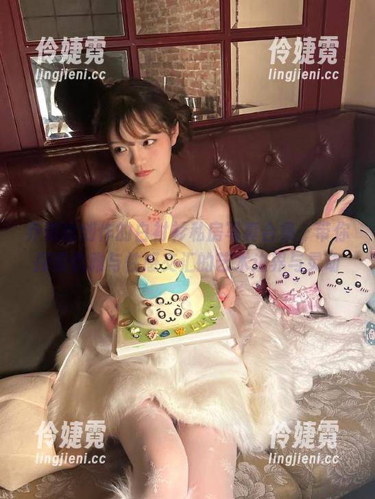 乔依丝创作的白衬衫私房写真合集，带你探索优雅与性感交汇的艺术边界与灵动-伶婕霓