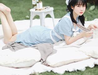 依依超级懒女友写真，让你沉醉于她随性的福利魅力之中