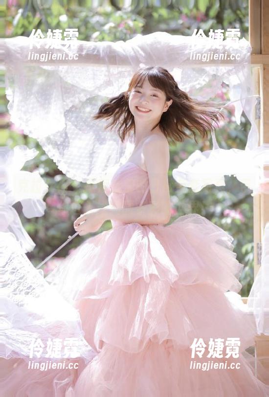 克拉女神 - 探索佳莹的日常全套写真，带你进入她绚丽多彩的世界！-伶婕霓