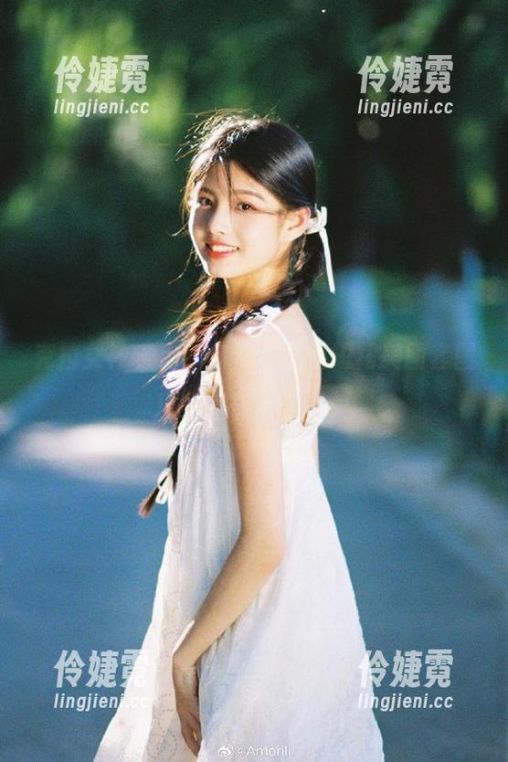 克拉女神 - 清新自然，僮僮短裙美图套图带你感受夏日气息-伶婕霓