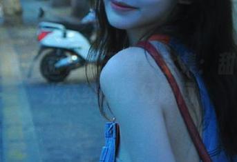 克拉女神 - 孟君夏天写真全集：甜美与阳光交织的梦幻瞬间