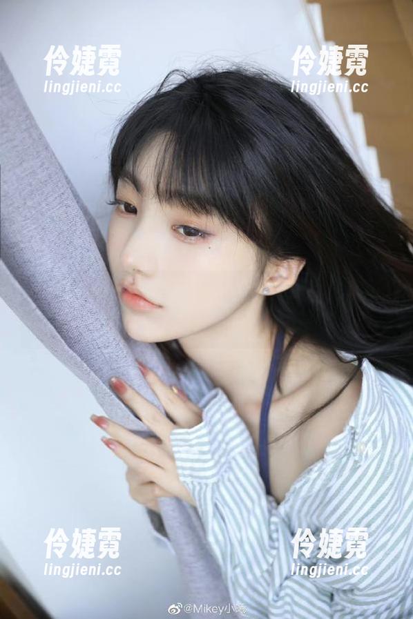 克拉女神 - 高子琁的裤里丝主题私房写真，展现时尚与个性-伶婕霓
