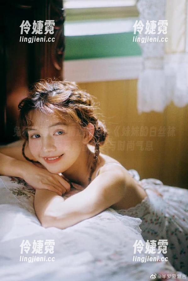 兔玩映画最新精选作品：《妹妹的白丝袜》，感受青春柔美与时尚气息-伶婕霓