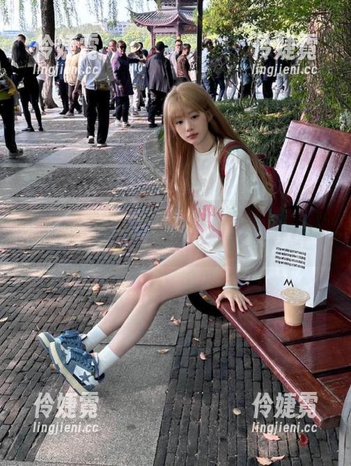 最新写真集出炉！兔玩映画呈现白高跟与网袜的完美碰撞！-伶婕霓