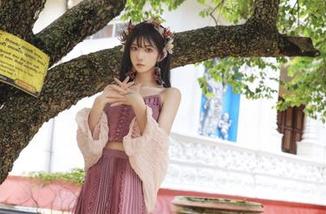 南桃Momoko女王的高清写真作品，优雅与个性的完美融合，免费下载感受她的艺术风采！