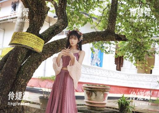 南桃Momoko女王的高清写真作品，优雅与个性的完美融合，免费下载感受她的艺术风采！-伶婕霓