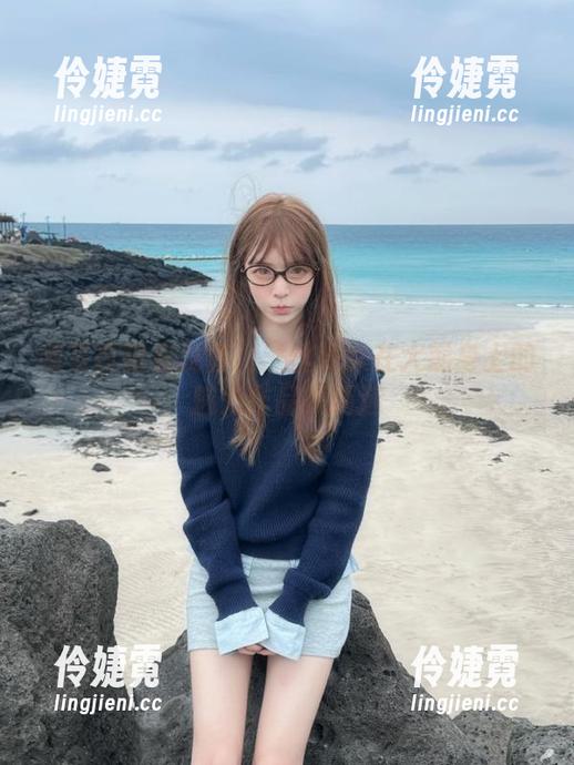 喵写真独家发售：黑丝少女在大熊身上的魅力作品集精选-伶婕霓
