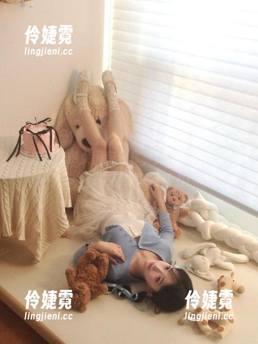 精选网袜少女图包分享，尽在“喵糖映画”，快来感受青春活力！-伶婕霓