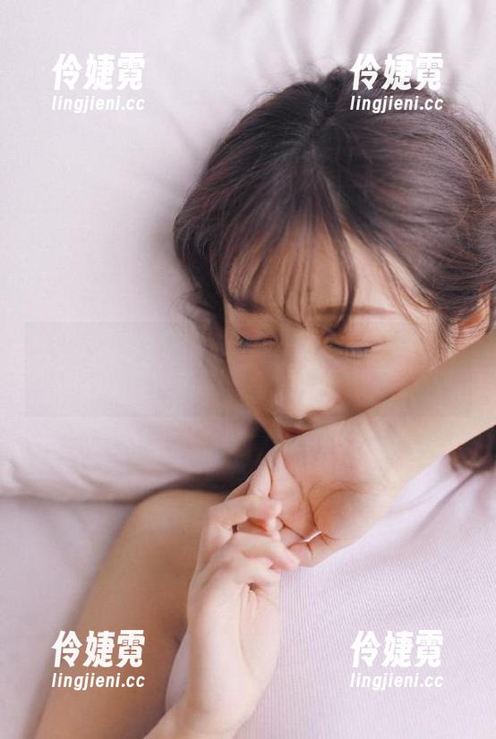 大生模拍 - 伊柯私拍图集分享：曼妙丝腿绽放自信，展现青春的无限可能-伶婕霓