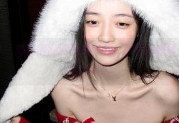 头条女神 - 刘芸熙高清图集套装，展示她在镜头前的自信与魅力