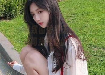 头条女神 - 精致曲佑熙天台写真图包免费送，瞬间提升你的壁纸档次