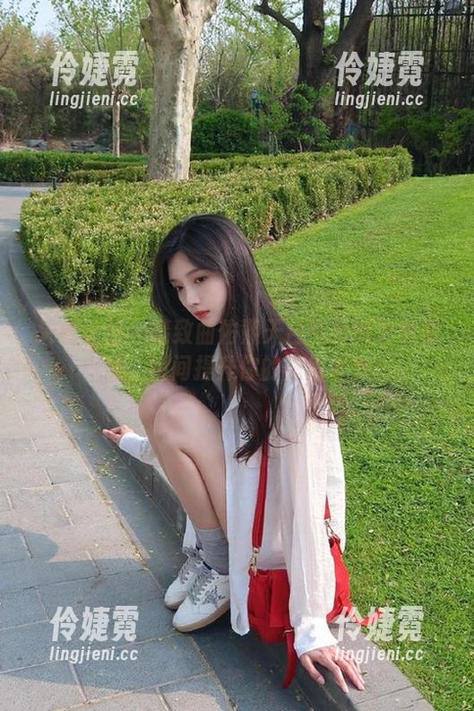 头条女神 - 精致曲佑熙天台写真图包免费送，瞬间提升你的壁纸档次-伶婕霓