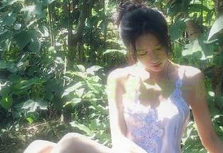 头条女神 - 李思彤的户外写真作品，资源丰富，记录生活的每一瞬