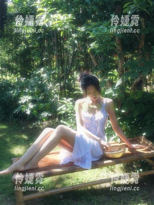 头条女神 - 李思彤的户外写真作品，资源丰富，记录生活的每一瞬-伶婕霓